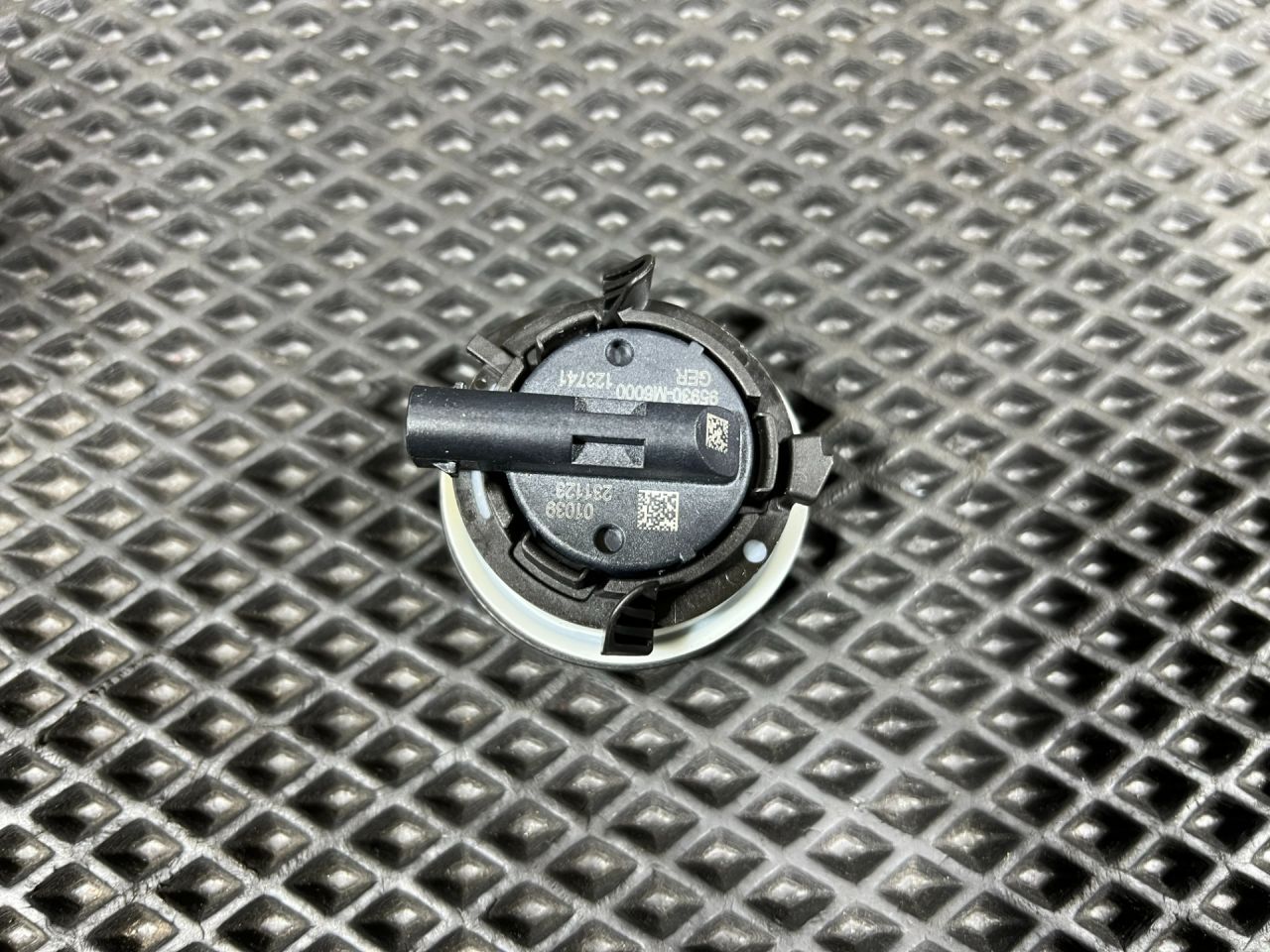 датчик удара Hyundai Tucson 4 поколение 2024, 2.5 л., G4KN, бензин, АКПП, внедорожник 5 дв., 95930-M6000 - фото №1