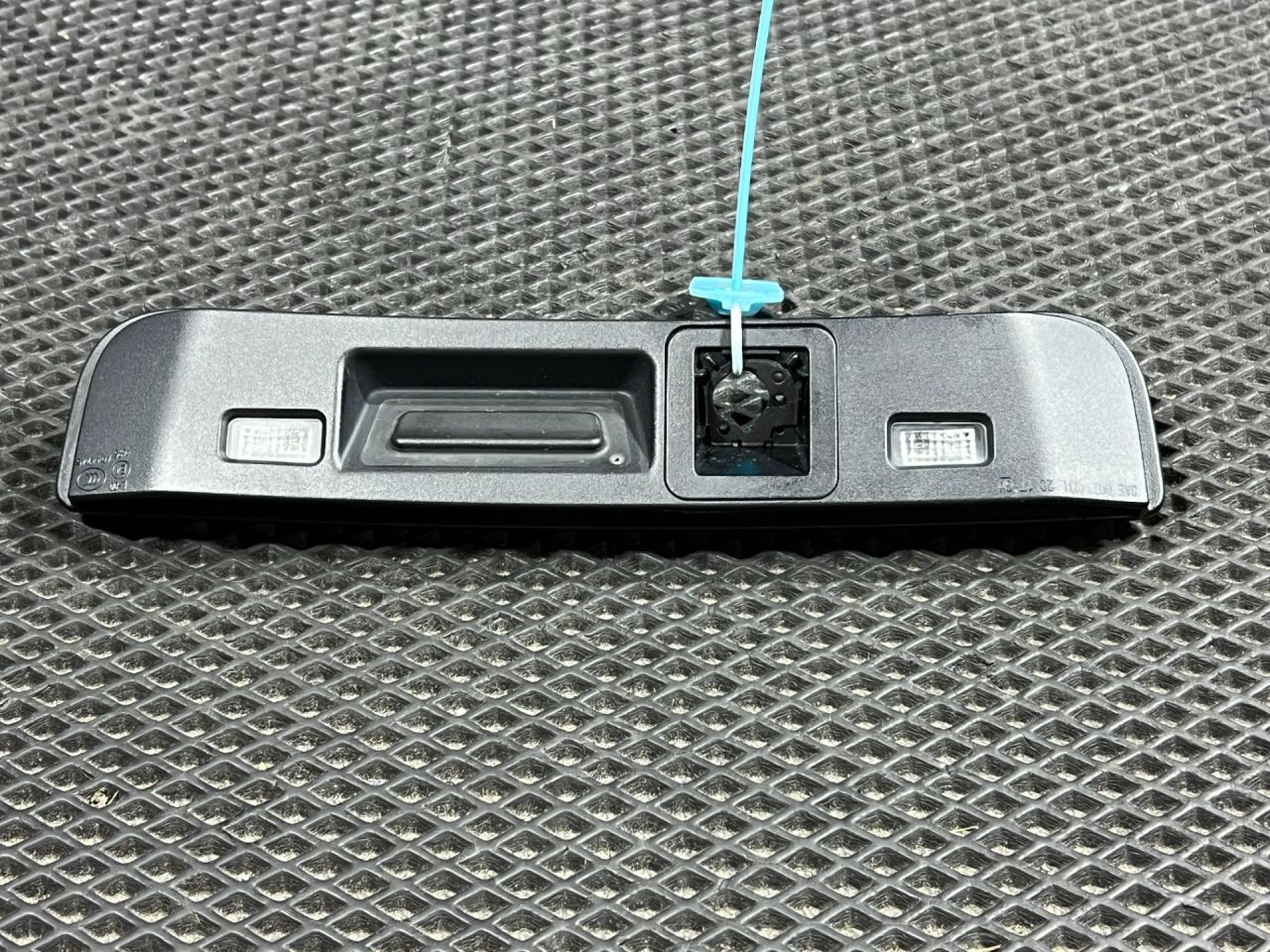 накладка подсветки номера Buick Envista 1 поколение 2024, 1.2 л., бензин, АКПП, внедорожник 5 дв., 42758025 - фото №1