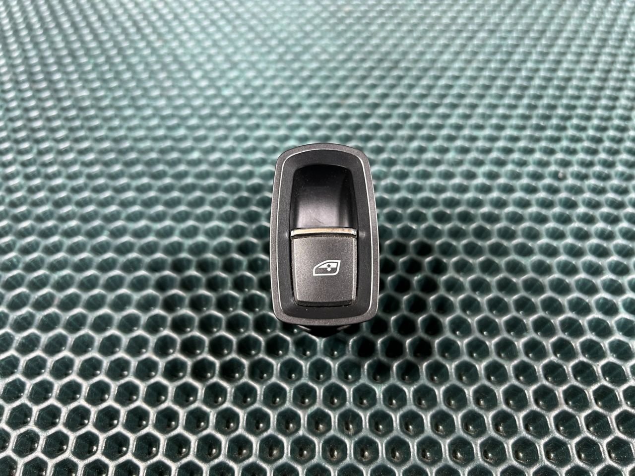 кнопка стеклоподъемника двери Porsche Macan 1 поколение 95B 2015, 3.0 л., MCT.MA, бензин, АКПП, внедорожник 5 дв., 7PP959855CDML, 7PP959855C - фото №1