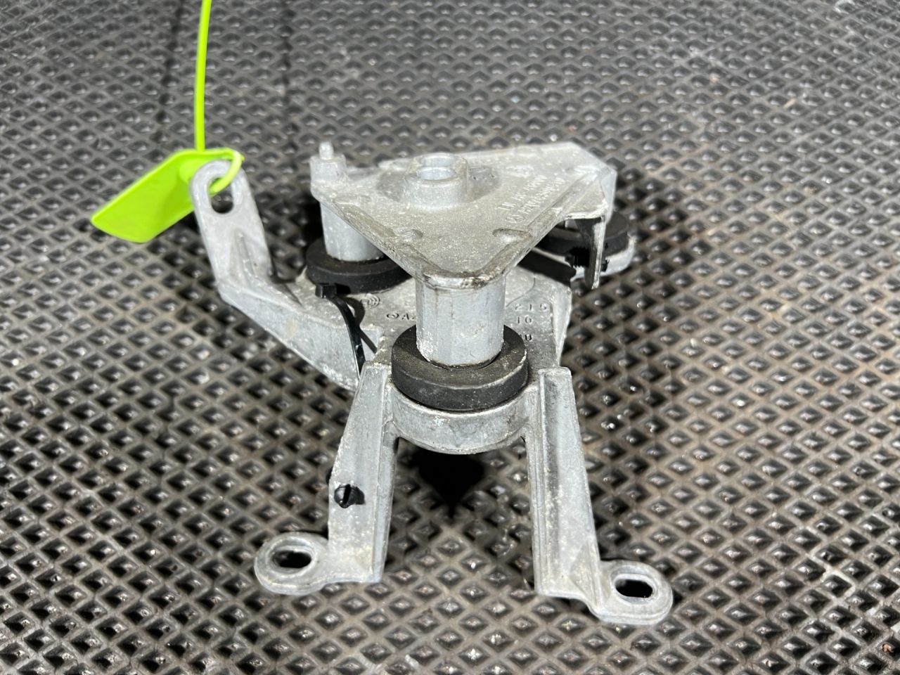 Кронштейн блока ABS Mercedes-Benz E-Класс W212/S212/C207/A207 2011, 3.5 л., M 276.952, бензин, АКПП, седан, A2074300410 - фото №1