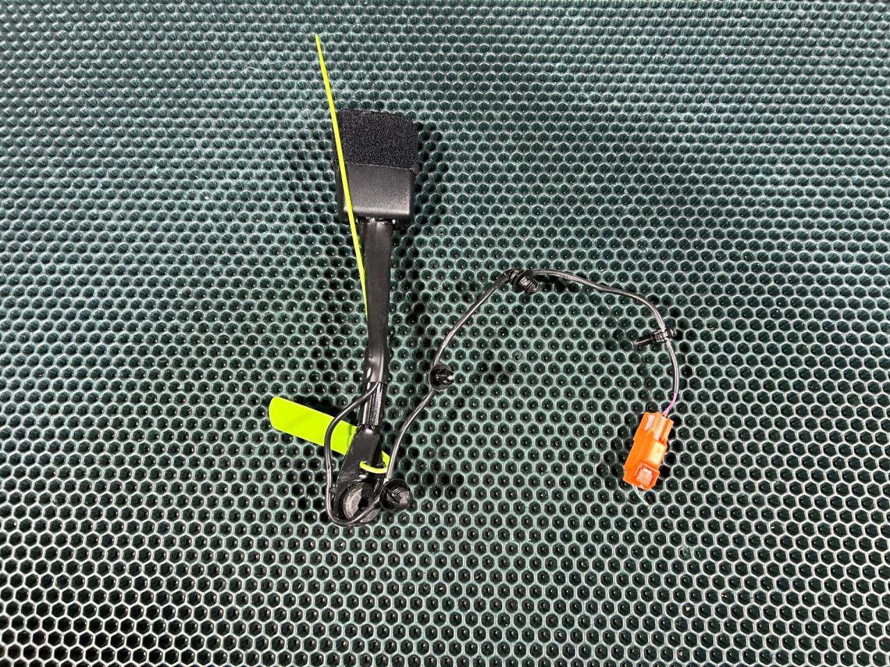 замок ремня безопасности Land Rover Range Rover Velar 1 поколение 2017, 3.0 л., бензин, АКПП, внедорожник 5 дв., FK7261208AD, T4A11105, LR092506, T4N9483, LR081110 - фото №1