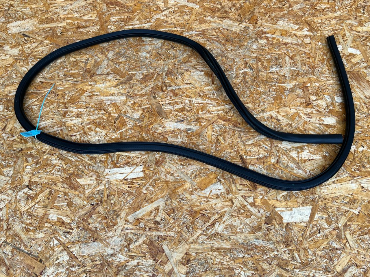 уплотнитель двери Ford Mustang Mach-E 1 поколение 2023, электро, внедорожник 5 дв., LJ8B-R20708-AD, LJ8BR253A10AD - фото №1