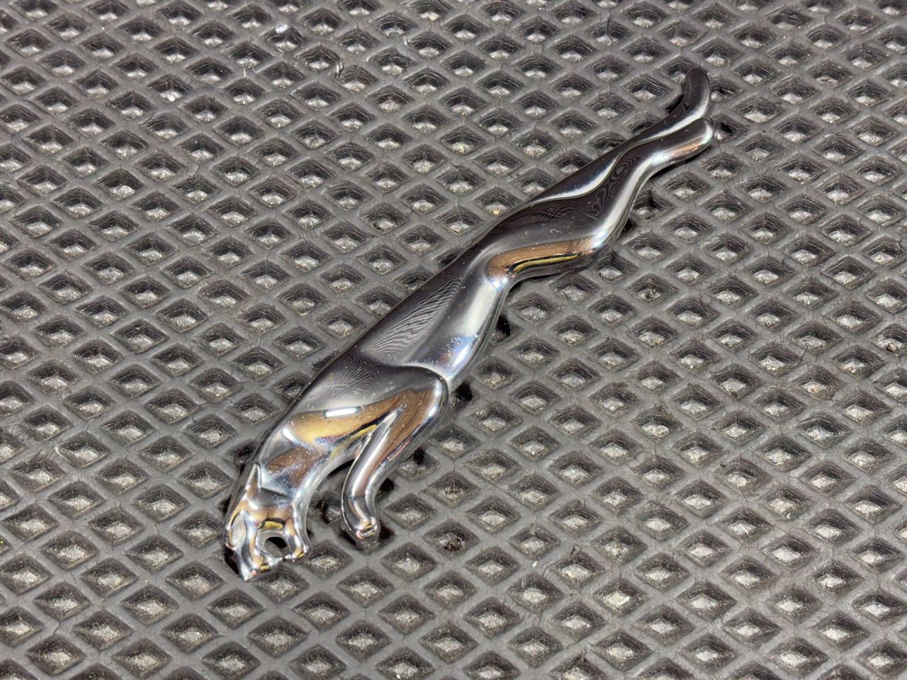 эмблема Jaguar XE 1 поколение X760 2016, 3.0 л., AJ 126, бензин, АКПП, седан, T2H26823, T4N7586, GX73-404D52-CA - фото №1