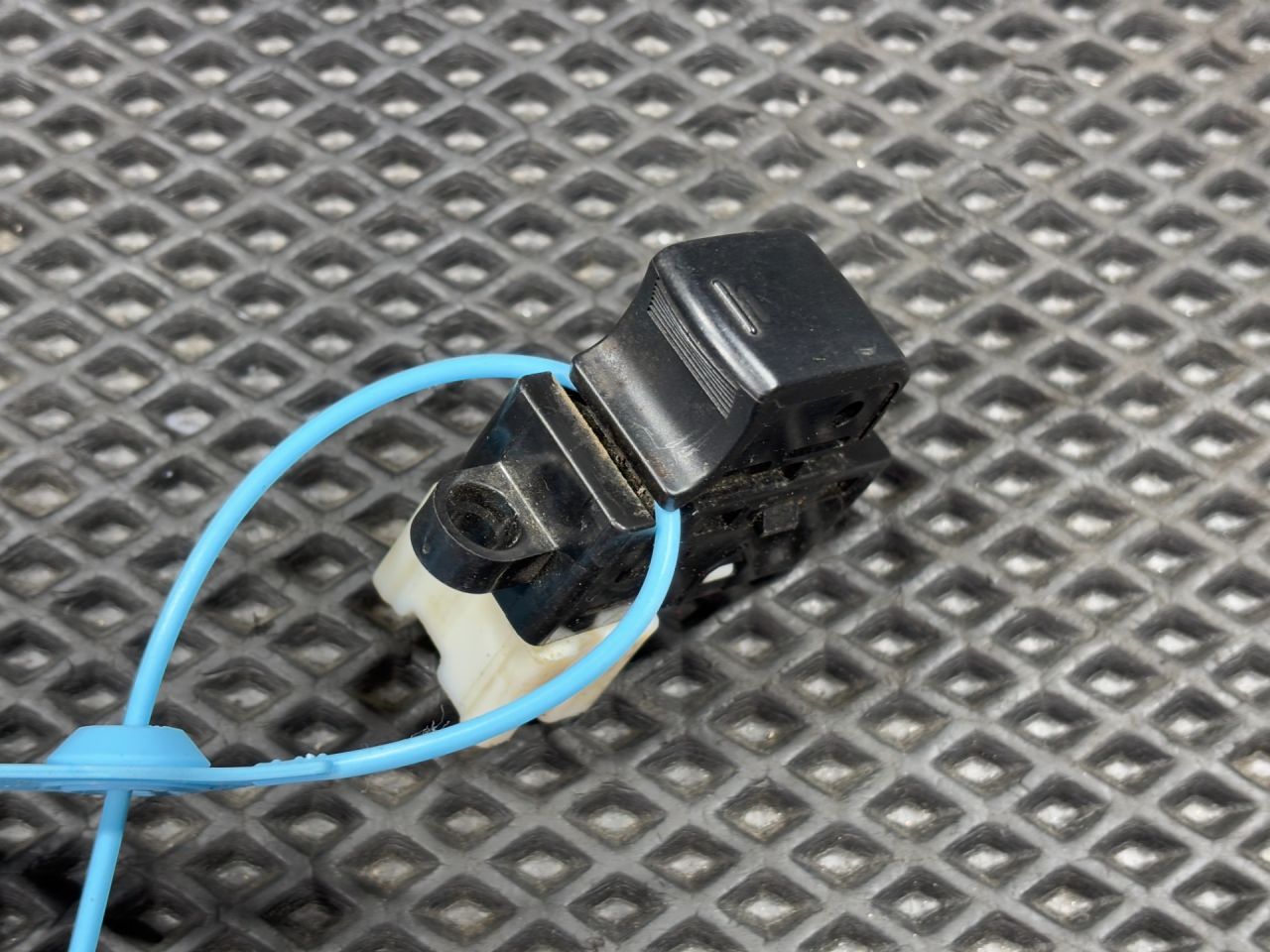 кнопка стеклоподъемника двери Infiniti FX35 1 поколение 2006, 3.5 л., VQ35DE, бензин, АКПП, внедорожник 5 дв., 25411-AX600 - фото №1