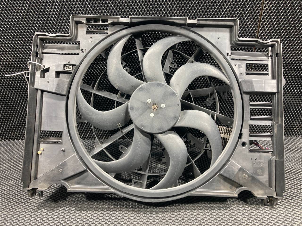 вентилятор радиатора Jaguar XE 1 поколение 2016, 2.0 л., бензин, АКПП, седан, GX738C607AE, T2H45980, T2H38251 - фото №1