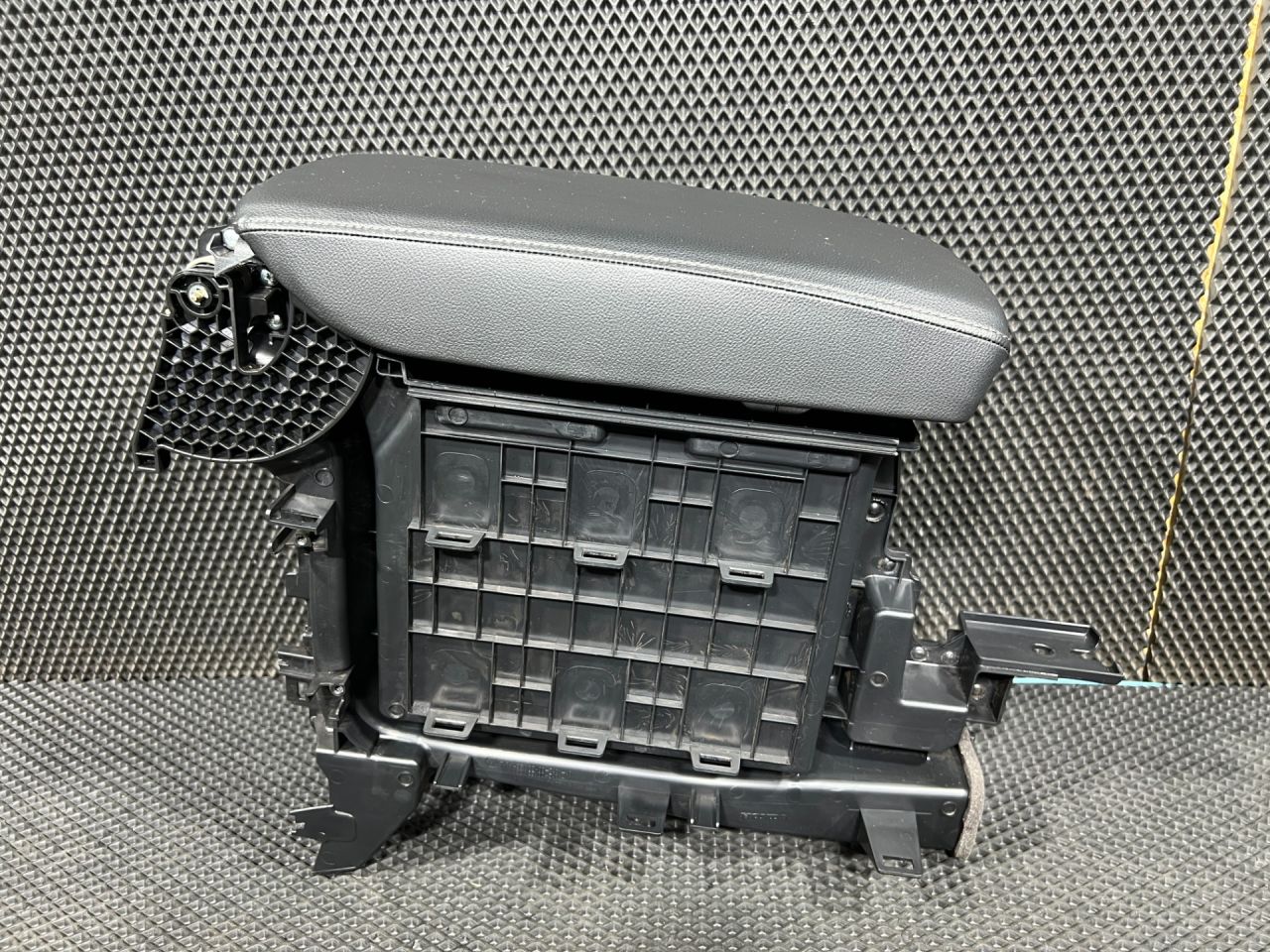 вещевой ящик центральной консоли Honda CR-V 6 поколение 2025, 1.5 л., L15B, бензин, АКПП, внедорожник 5 дв., 834003A0 - фото №1