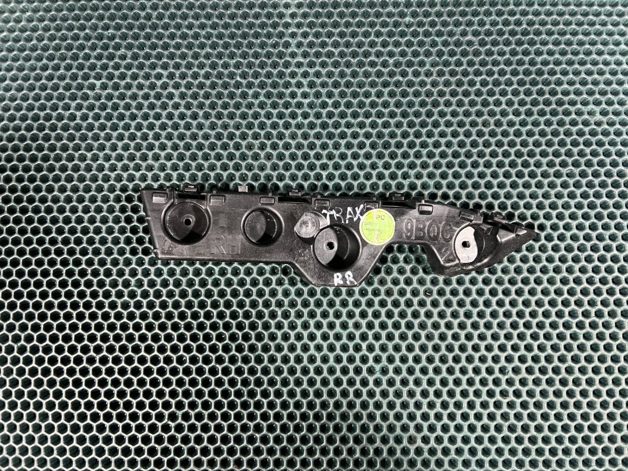 Крепление бампера заднего Chevrolet Trax 2 поколение 2023, 1.2 л., бензин, АКПП, внедорожник 5 дв., 42874704 - фото №1