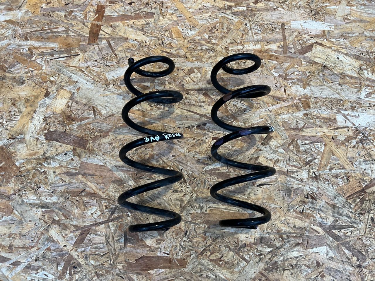 пружина задняя Nissan Rogue T33 2022, 1.5 л., бензин, внедорожник 5 дв., 550206RA1C, 550206RA1E - фото №1