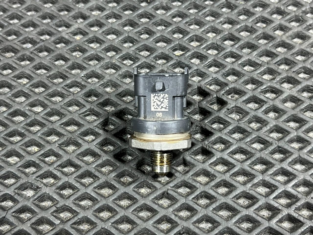 датчик давления топлива Genesis G70 1 поколение 2019, 2.0 л., G4KL, бензин, АКПП, седан, 35342-2GGA0 - фото №1