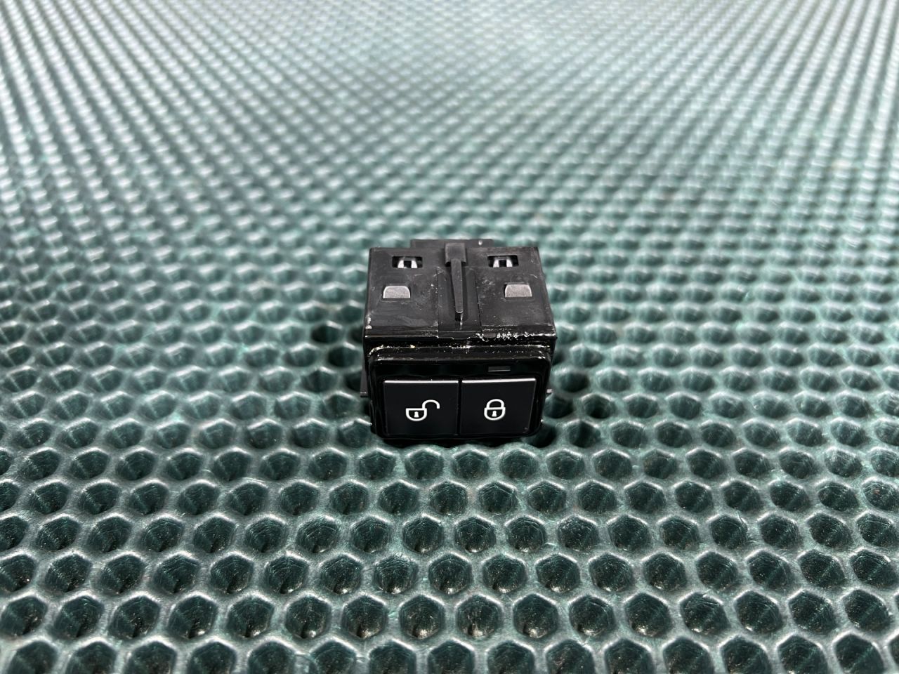 Кнопка блокировки двери Jaguar F-Pace 1 поколение X761 2017, 2.0 л., 204PT, бензин, GX73-14017-EC - фото №1