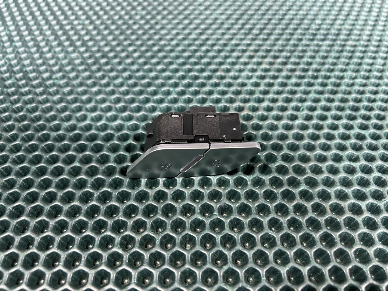 кнопка центрального замка Audi A6 Allroad Quattro C8 2023, 3.0 л., бензин, АКПП, универсал, 4K2962108A - фото №1