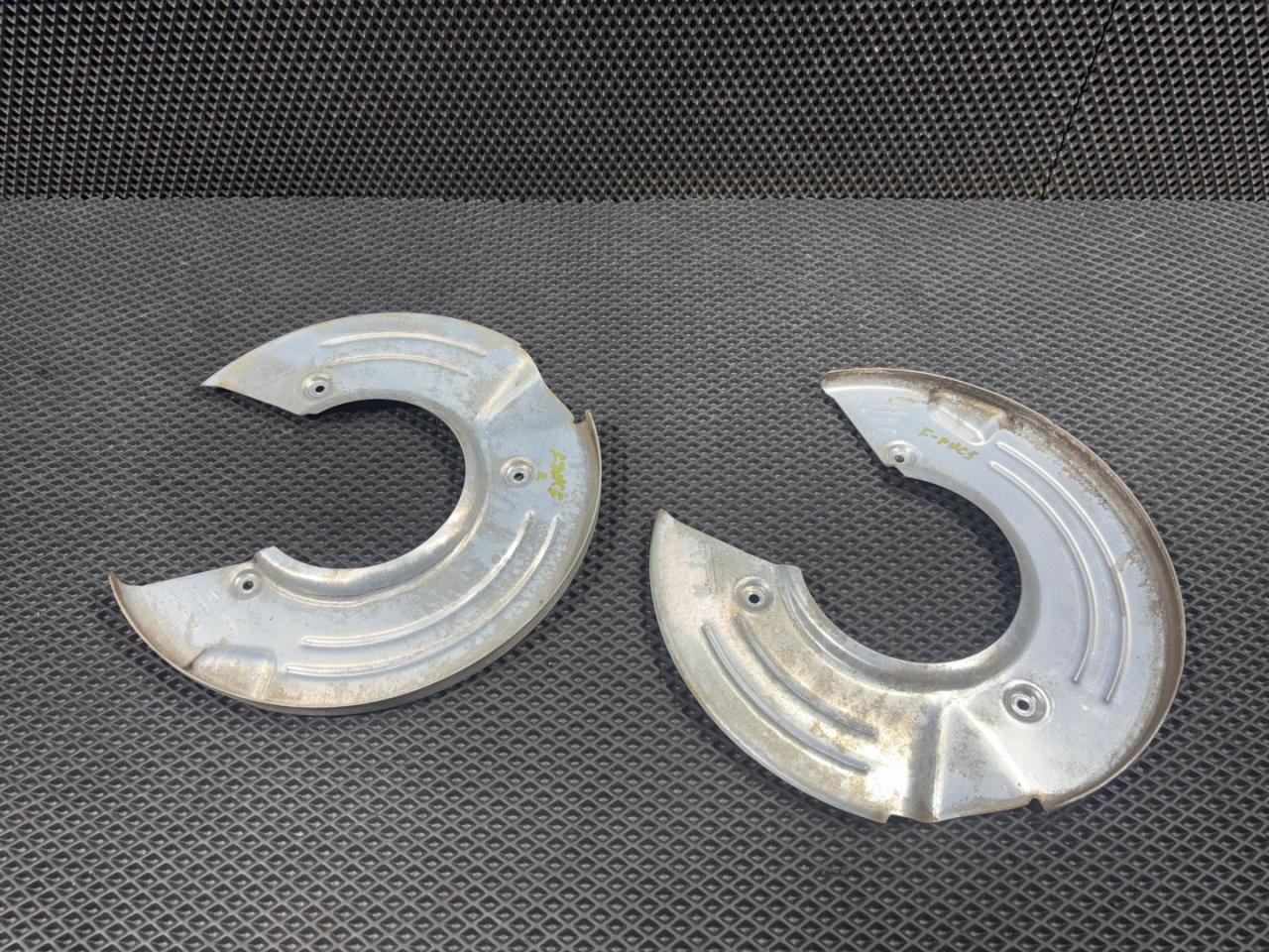 защитный кожух тормозного механизма Jaguar XE 1 поколение X760 2016, 3.0 л., AJ 126, бензин, АКПП, седан, GX732C029AB, GX732C028AB, T2H3208, T2H3207 - фото №1