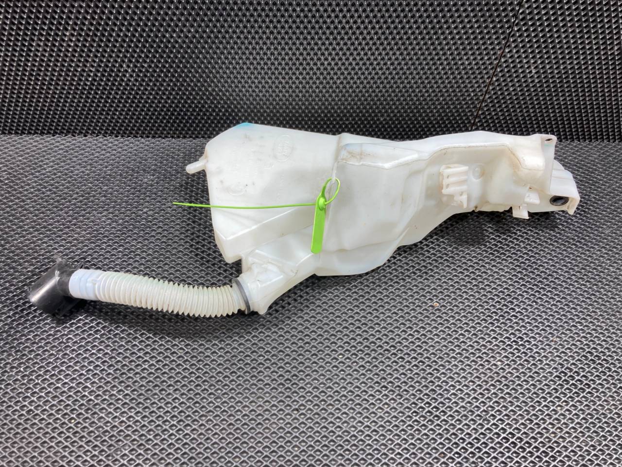 бачок омывателя Jaguar F-Pace 1 поколение X761 2017, 2.0 л., 204PT, бензин, АКПП, внедорожник 5 дв., GX7317B613CC, HK8317B613AD, T4A1151, T4A37901, T4A44669, T4A44705, T4A50630, T4A12153 - фото №1