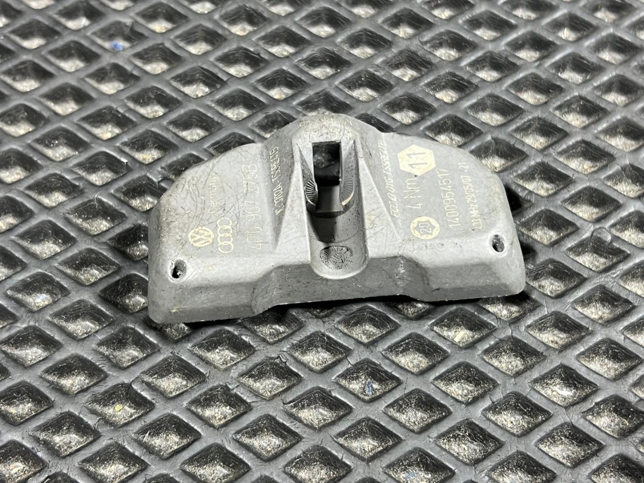 датчик давления в шине Audi Q7 4L 2008, 4.2 л., BAR, бензин, внедорожник 5 дв., 4F0907275B - фото №1