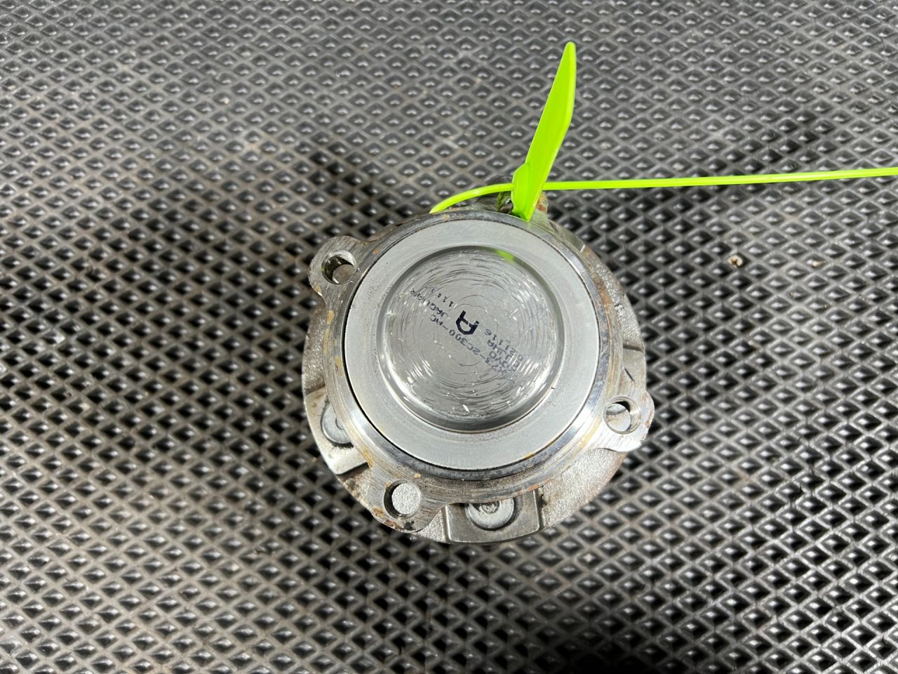 ступица передняя Jaguar XE 1 поколение X760 2017, 3.0 л., AJ 126, бензин, АКПП, седан, T2H42050, T2H2225, GX732C300AC - фото №1