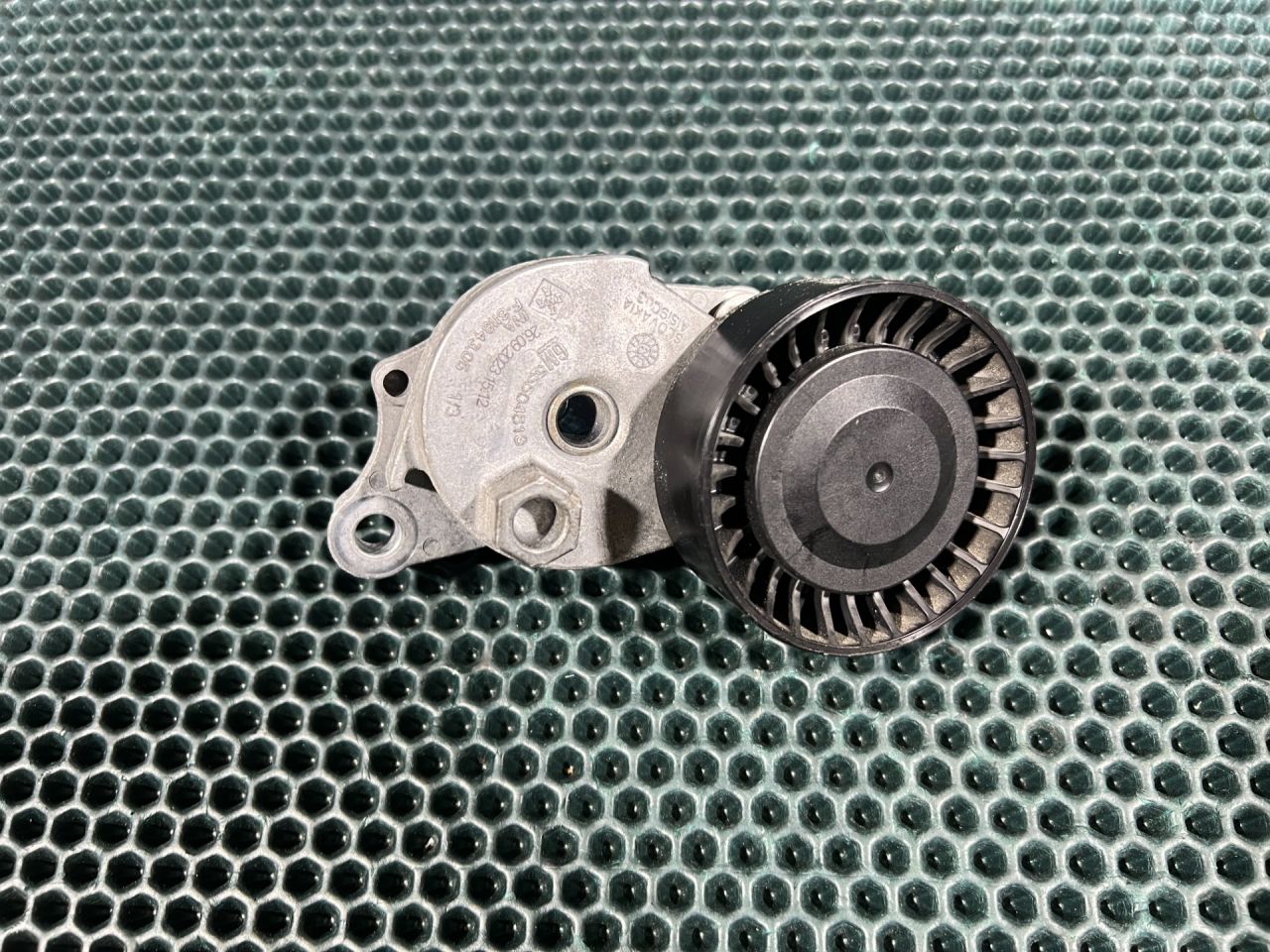 натяжитель Chevrolet Trax 2 поколение 2024, 1.2 л., бензин, АКПП, внедорожник 5 дв., 55504513 - фото №1