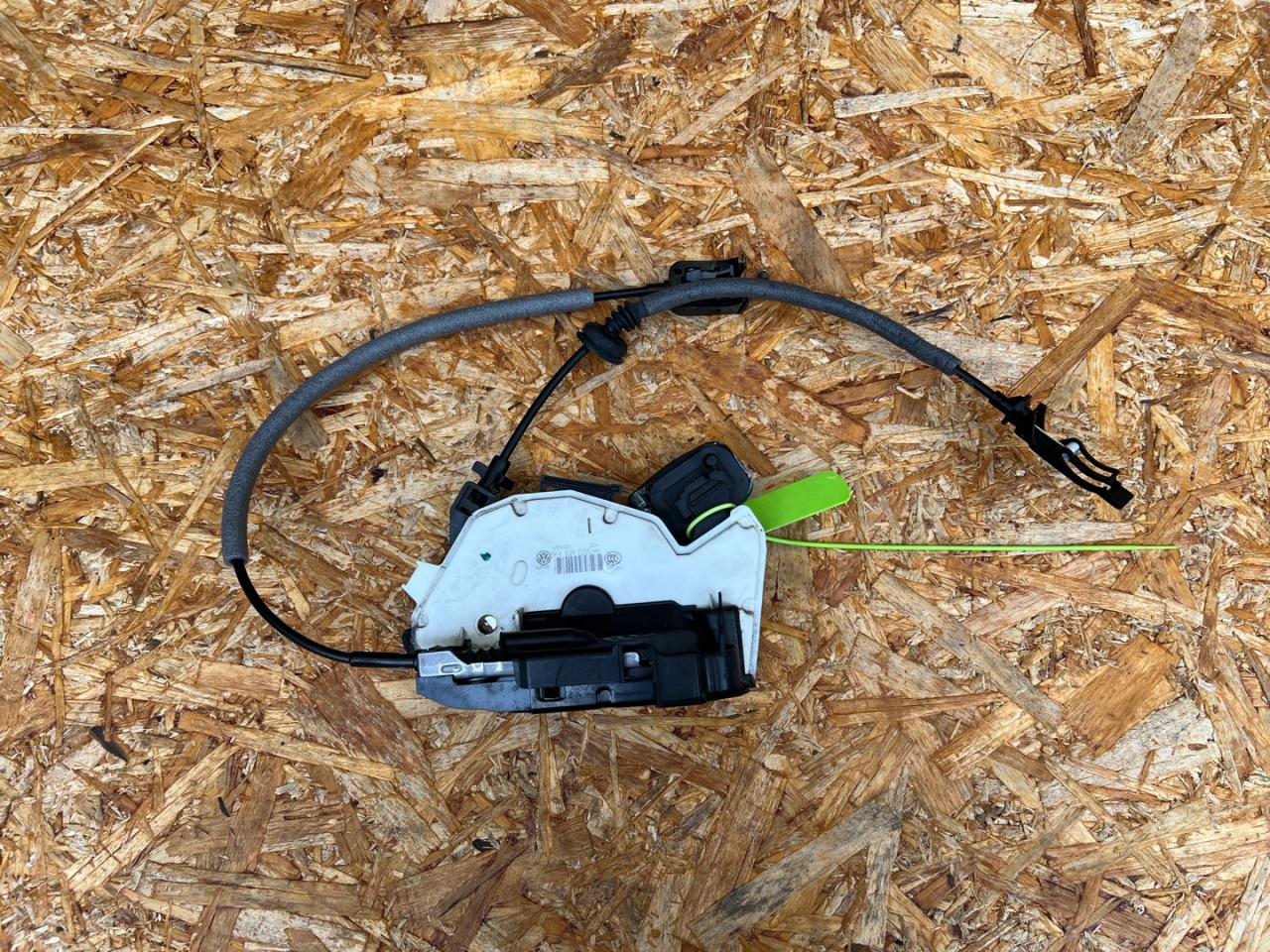 замок двери задней левой Volkswagen Golf Alltrack 7 поколение 2017, 2.5 л., CBTA, бензин, АКПП, седан, 5K4839015S - фото №1