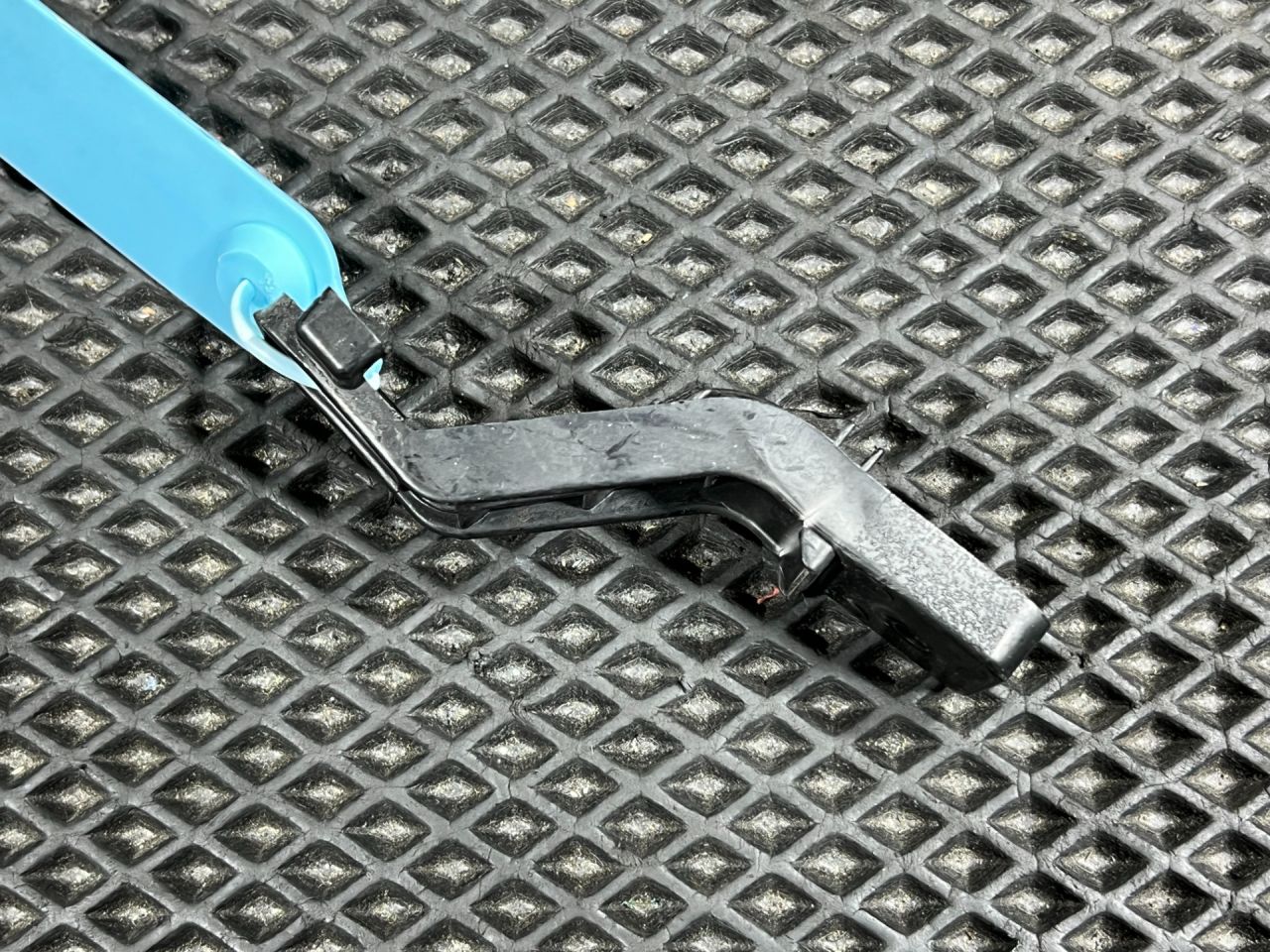 кронштейн (крепление) Genesis G70 1 поколение 2019, 2.0 л., G4KL, бензин, АКПП, седан, 86633-G9000 - фото №1