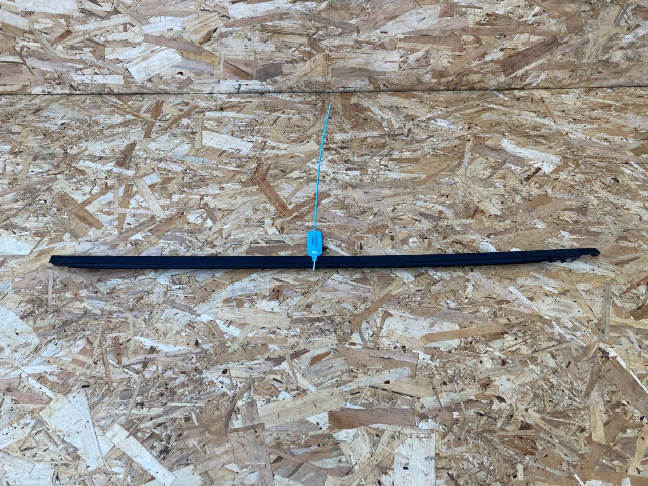 молдинг двери передней правой Land Rover Discovery Sport 1 поколение 2014, 2.0 л., 204PT, бензин, АКПП, внедорожник 5 дв., LR058620 - фото №1