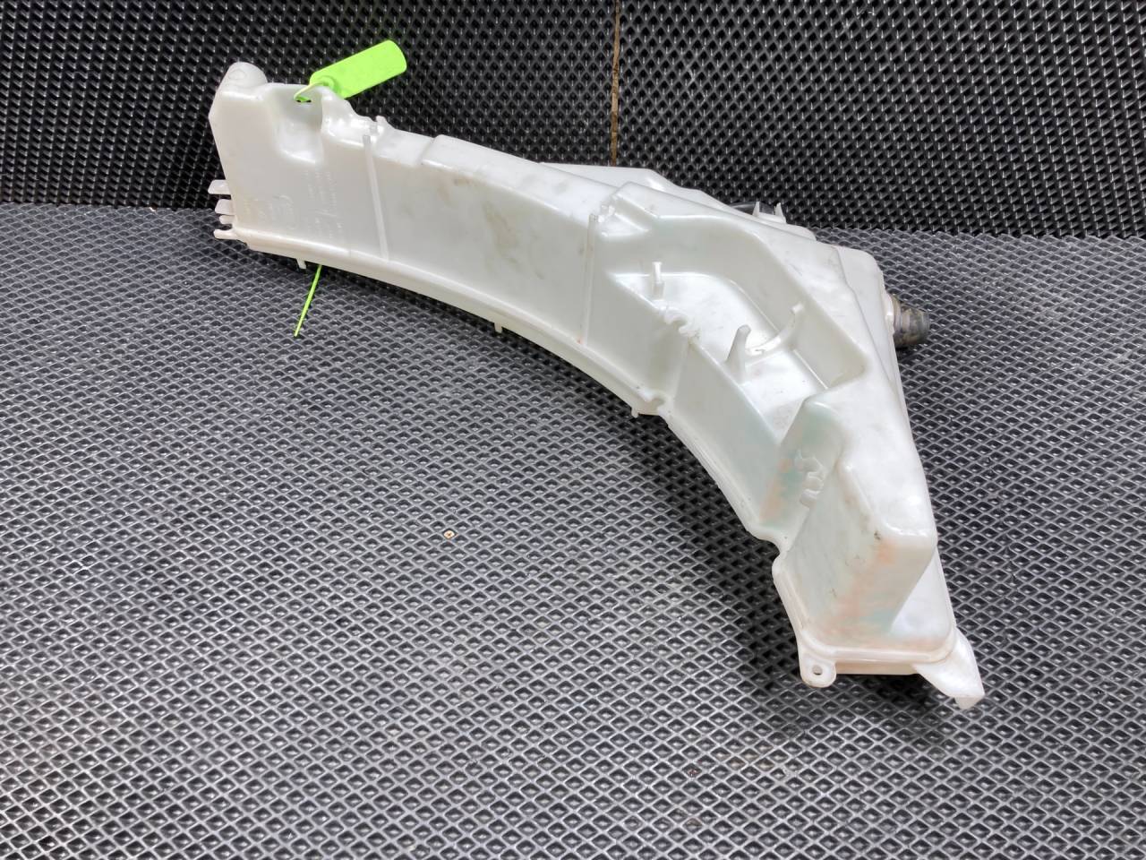 бачок омывателя Land Rover Range Rover Sport 2 поколение 2014, 5.0 л., 508PS, бензин, АКПП, внедорожник 5 дв., CPLA17B613A, CPLA17B613B, CPLA17B613D, LR083284, LR107804, LR037565, LR050572, LR070882, LR075624, LR108238, LR110609, LR110607, LR079622, LR037592, CPLA17B613AH - фото №1