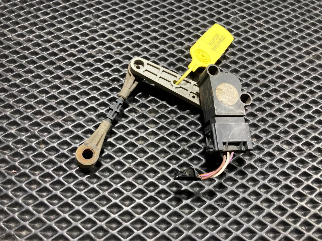 датчик дорожного просвета Jaguar F-Pace 1 поколение 2016, 3.0 л., AJ 126, бензин, АКПП, седан, T2H3167, LR090681, HK833C280DA, T4A3217 - фото №1