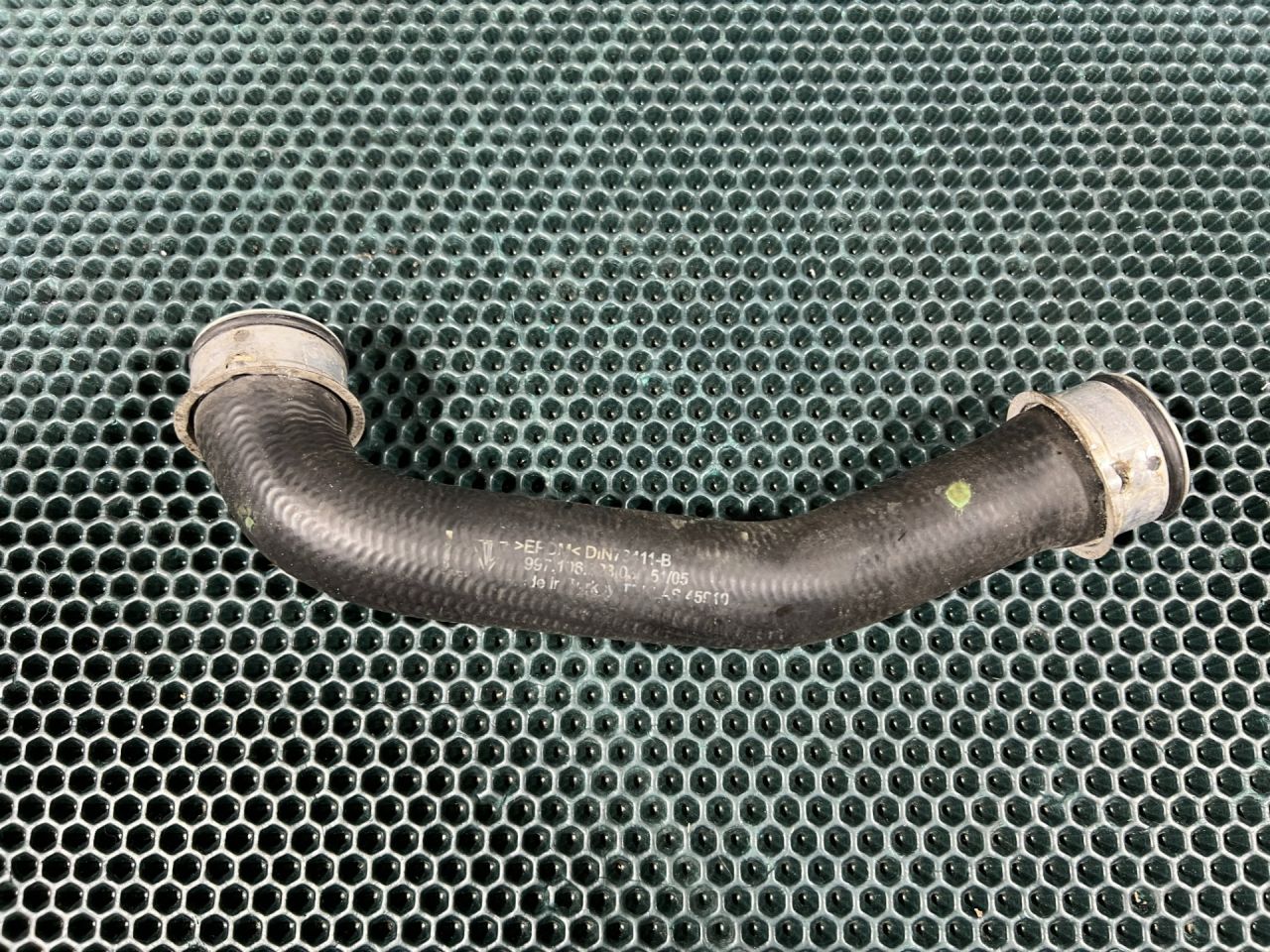 патрубок (трубопровод, шланг) Porsche Boxster 987 2006, 2.7 л., M 97.20, бензин, АКПП, 99710662303 - фото №1