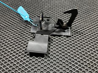 захватный крюк капота Audi Q7 4L 2008, 4.2 л., BAR, бензин, АКПП, внедорожник 5 дв., 4L0823480A