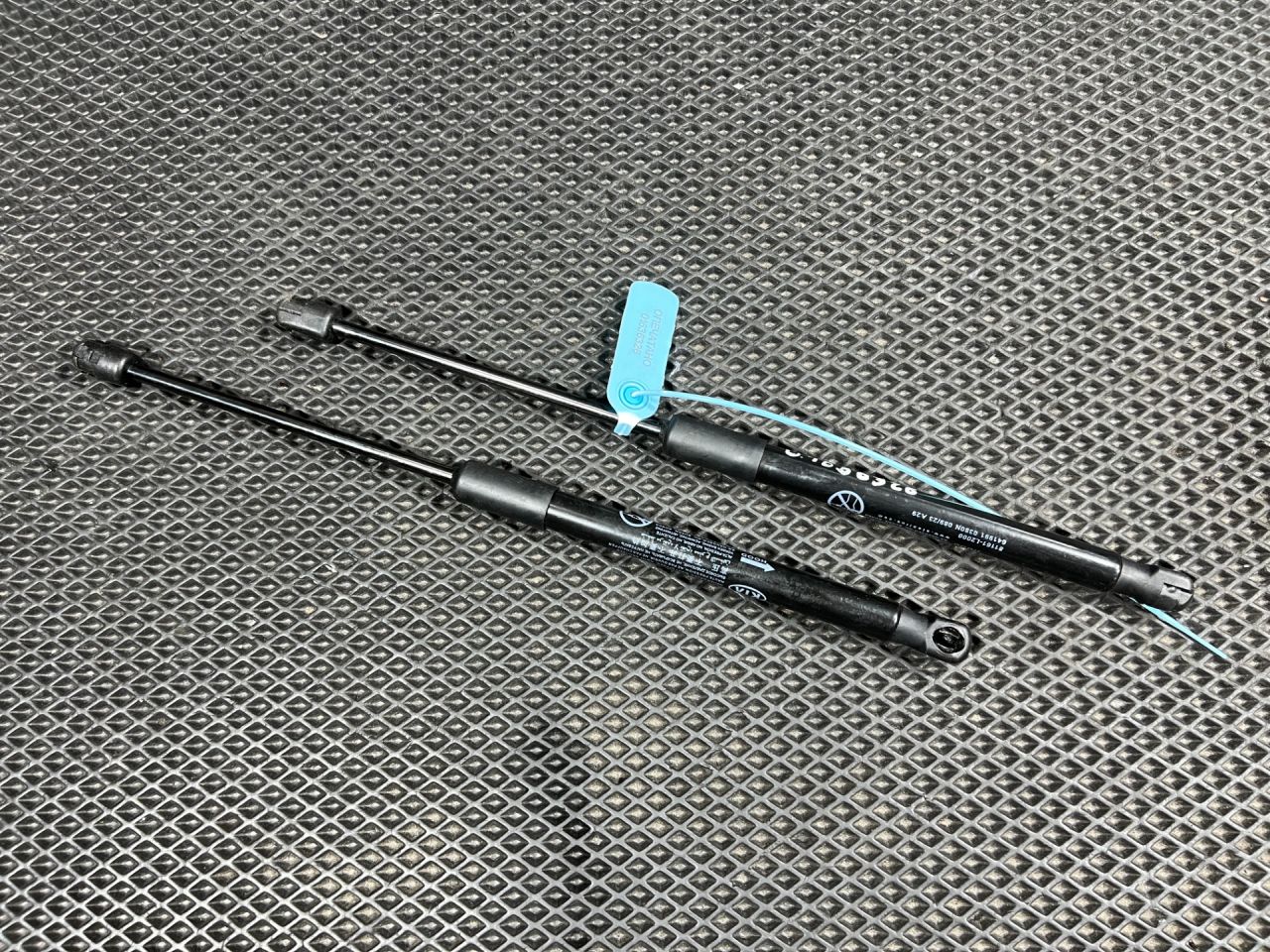 амортизатор капота Kia K5 3 поколение 2022, 1.6 л., G4FP, бензин, АКПП, седан, 81161-L2000 - фото №1