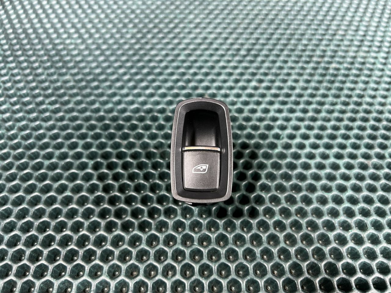 кнопка стеклоподъемника двери Porsche Macan 1 поколение 95B 2015, 3.0 л., MCT.MA, бензин, АКПП, внедорожник 5 дв., 7PP959855C - фото №1