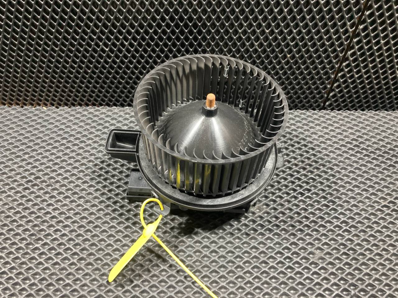 моторчик печки Audi Q7 4M 2018, 3.0 л., CREC, бензин, АКПП, внедорожник 5 дв., 4M1820021C, 4M1820021B, 4M1820021A, C24245-108 - фото №1