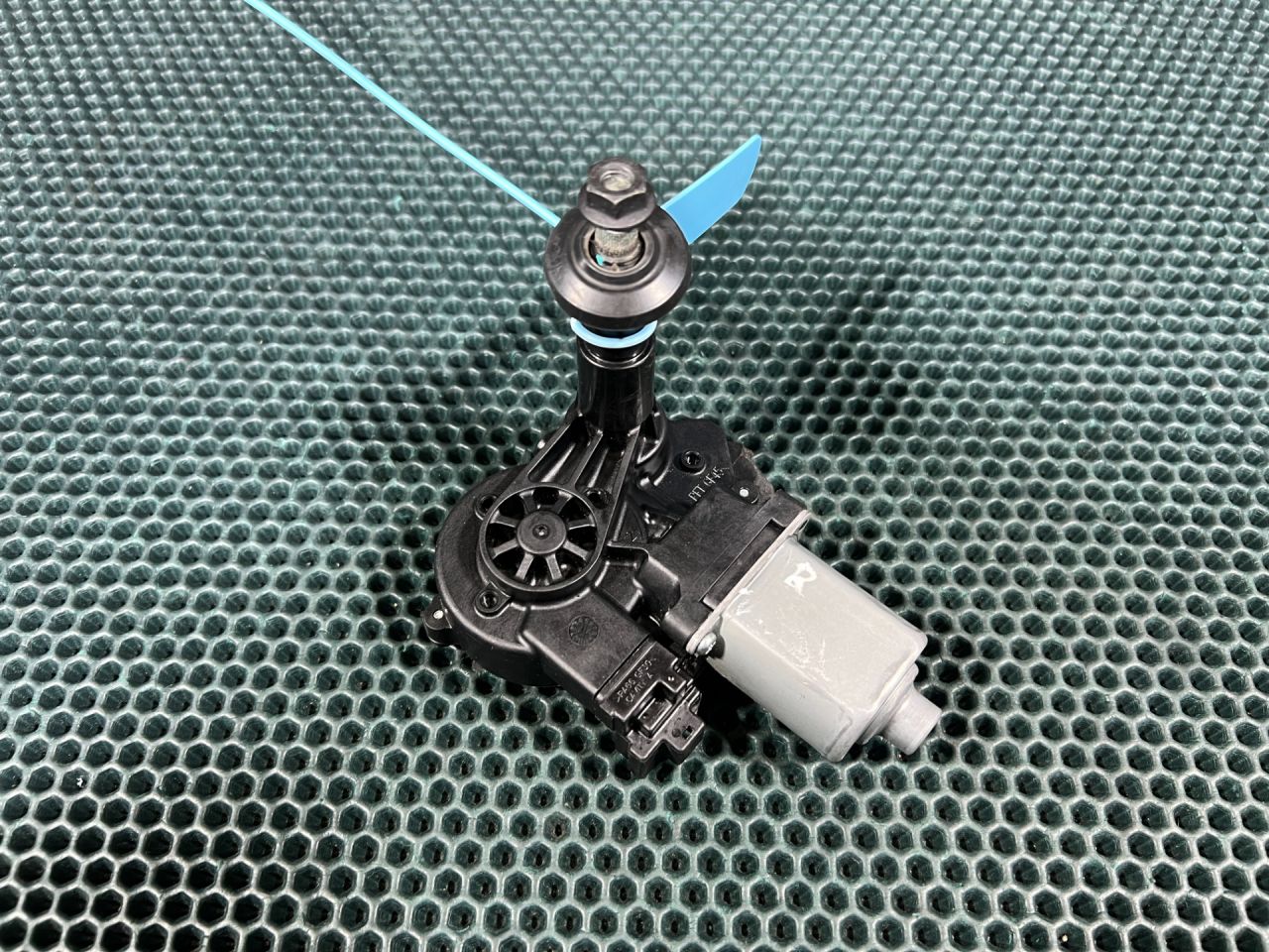 моторчик заднего стеклоочистителя (дворника) Chevrolet Trax 2 поколение 2024, 1.2 л., бензин, АКПП, внедорожник 5 дв., 42872091, 42768974 - фото №1