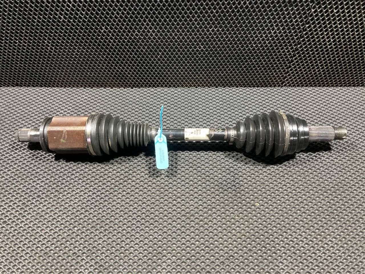 полуось передняя левая (приводной вал, ШРУС) BMW X5 F15 2018, 3.0 л., N55 B30 A, бензин, АКПП, внедорожник 5 дв., P762291301 - фото №1