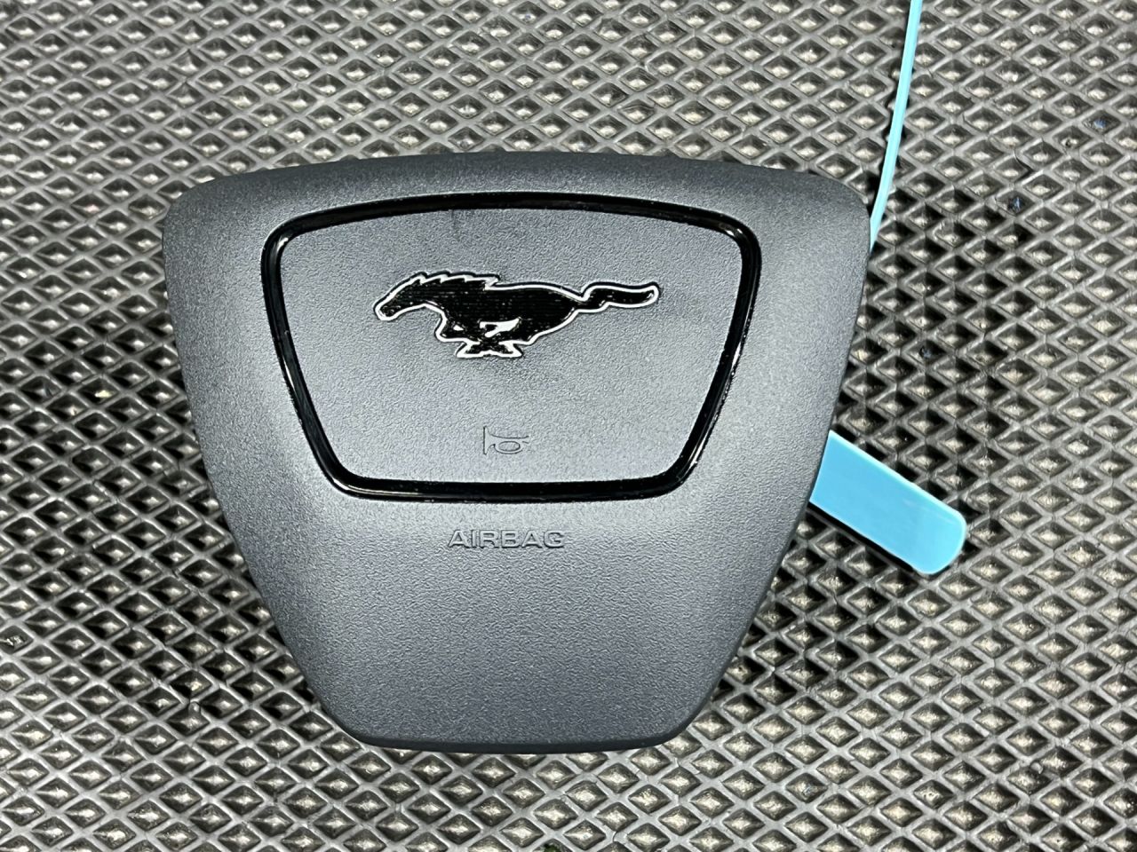 подушка безопасности водителя Ford Mustang Mach-E 1 поколение 2023, электро, внедорожник 5 дв., LJ8BR043B13AE - фото №1