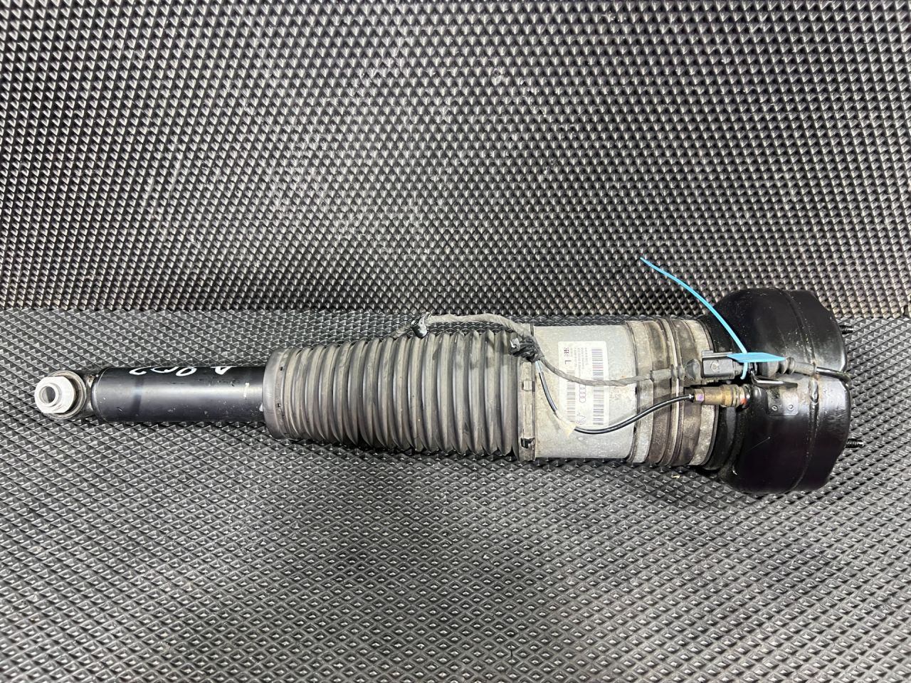 пневмостойка задняя Audi S8 D4 2013, 4.0 л., CGTA, бензин, АКПП, седан, 4H0616001C - фото №1