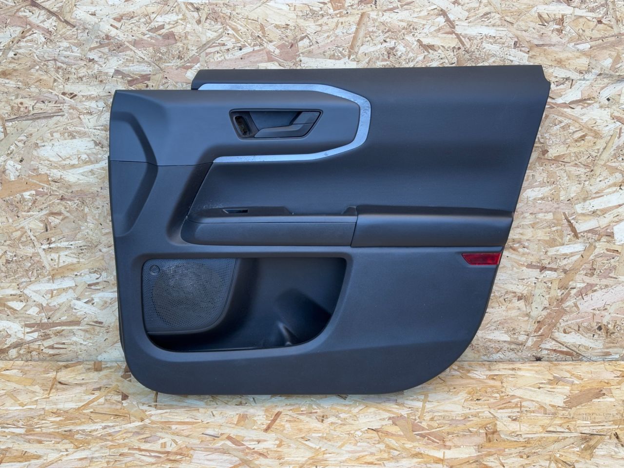 обшивка двери передняя правая Ford Bronco Sport 1 поколение 2021, 1.5 л., бензин, АКПП, внедорожник 5 дв., M1PB-S060B00-AC - фото №1