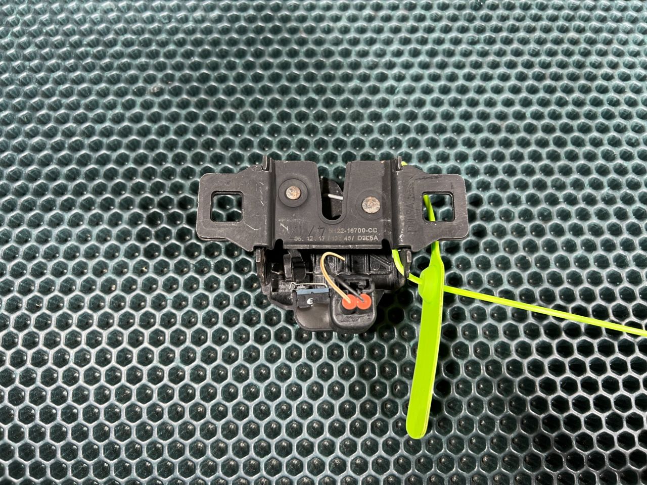 замок капота Jaguar XE 1 поколение X760 2017, 2.0 л., 204PT, бензин, АКПП, седан, LR173841, LR002794, LR024358, LR041431, LR054331, LR065340, LR123518, LR125366, LR137484, LR138826, YUE500090, YUE500150, T2H41158, 5H2216700CC, T2H41589 - фото №1