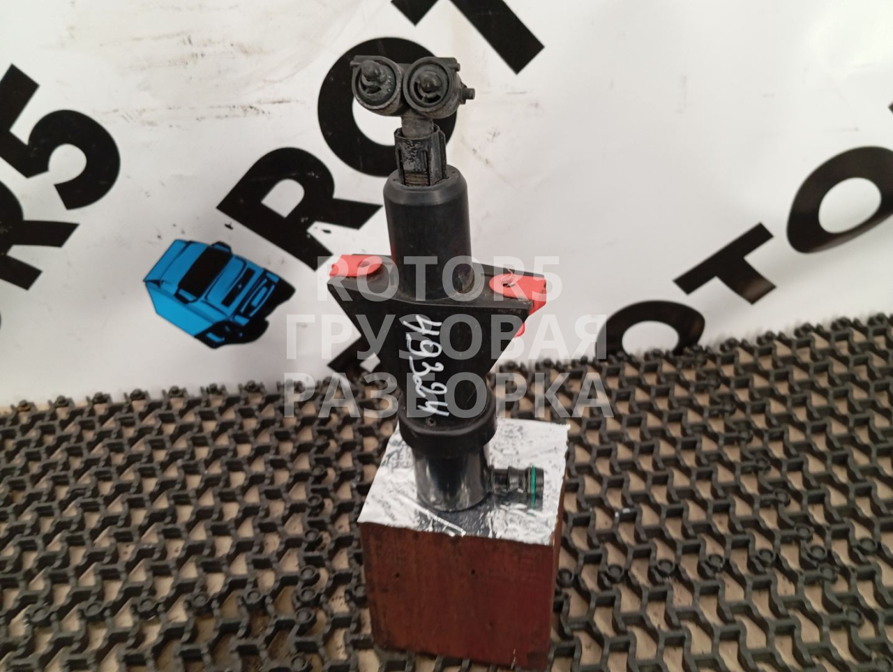 форсунка омывателя фары правая MAN TGX 1 поколение 2014, 12.4 л., D 2676 LF 26, дизель, АКПП, красный, 2304150431 - фото №1