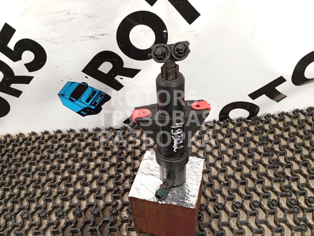 форсунка омывателя фары левая MAN TGX 1 поколение 2014, 12.4 л., D 2676 LF 26, дизель, АКПП, красный, 2304150427 - фото №1