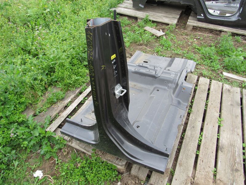 Стойка кузовная центральная правая Jeep Wrangler 4 поколение 2018 - фото №1