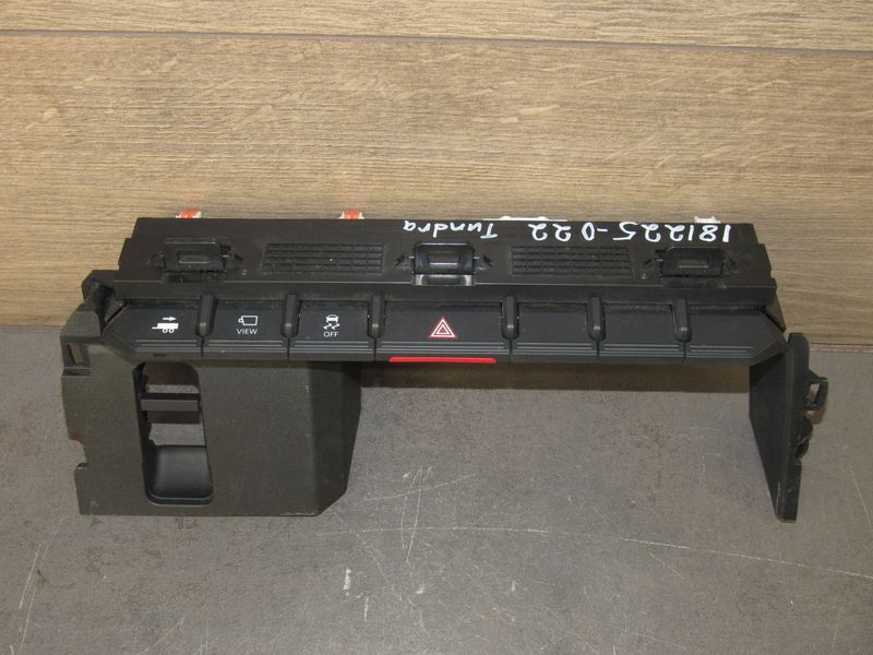 кнопка аварийной сигнализации Toyota Tundra 3 поколение XK70 2024, 3.5 л., бензин - фото №1