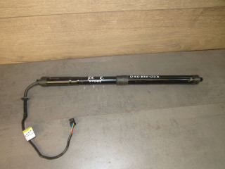 амортизатор крышки багажника (3-5 двери) Land Rover Range Rover 4 поколение 2016, 3.0 л., дизель