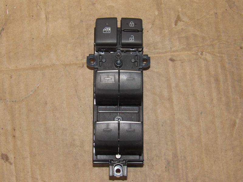 кнопка стеклоподъемника двери передней левой Toyota Camry 9 поколение XV70 2022, 2.5 л., гибрид - фото №1