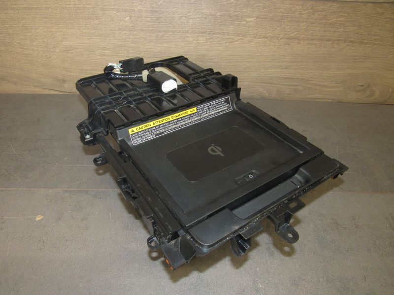 Беспроводное зарядное устройство Toyota Camry 9 поколение XV70 2021 - фото №1