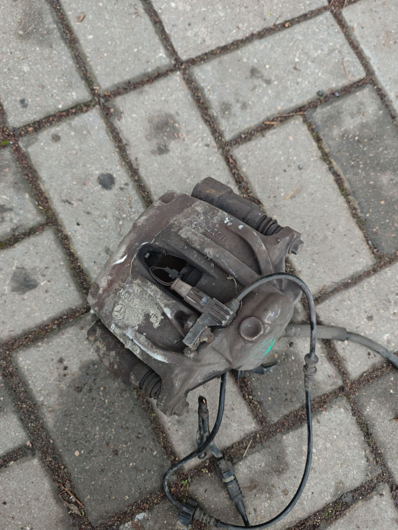 суппорт передний левый Mercedes-Benz E-Класс W211/S211 W211 2003, 2.7 л., дизель, 6МКПП, серебристый металлик, седан, задний привод - фото №1