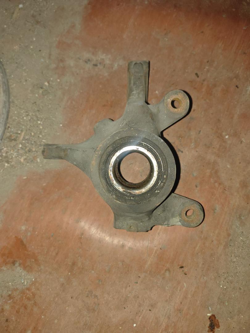 кулак поворотный правый Mercedes-Benz Vito W638 2000, 2.2 л., CDi, OM 611LA (75 KW CDI), дизель, МКПП, красный, минивэн, передний привод - фото №1