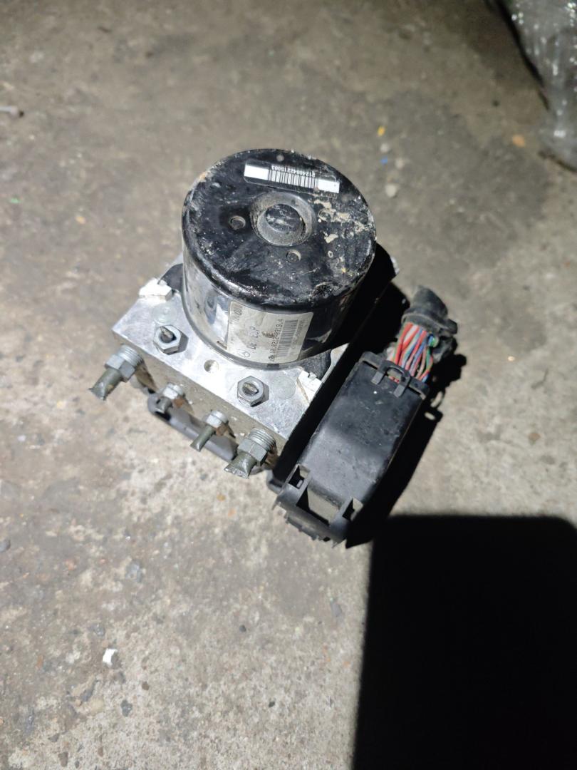 блок ABS Mercedes-Benz C-Класс W204/S204 2008, 2.2 л., дизель, АКПП, серый, седан, задний привод - фото №1