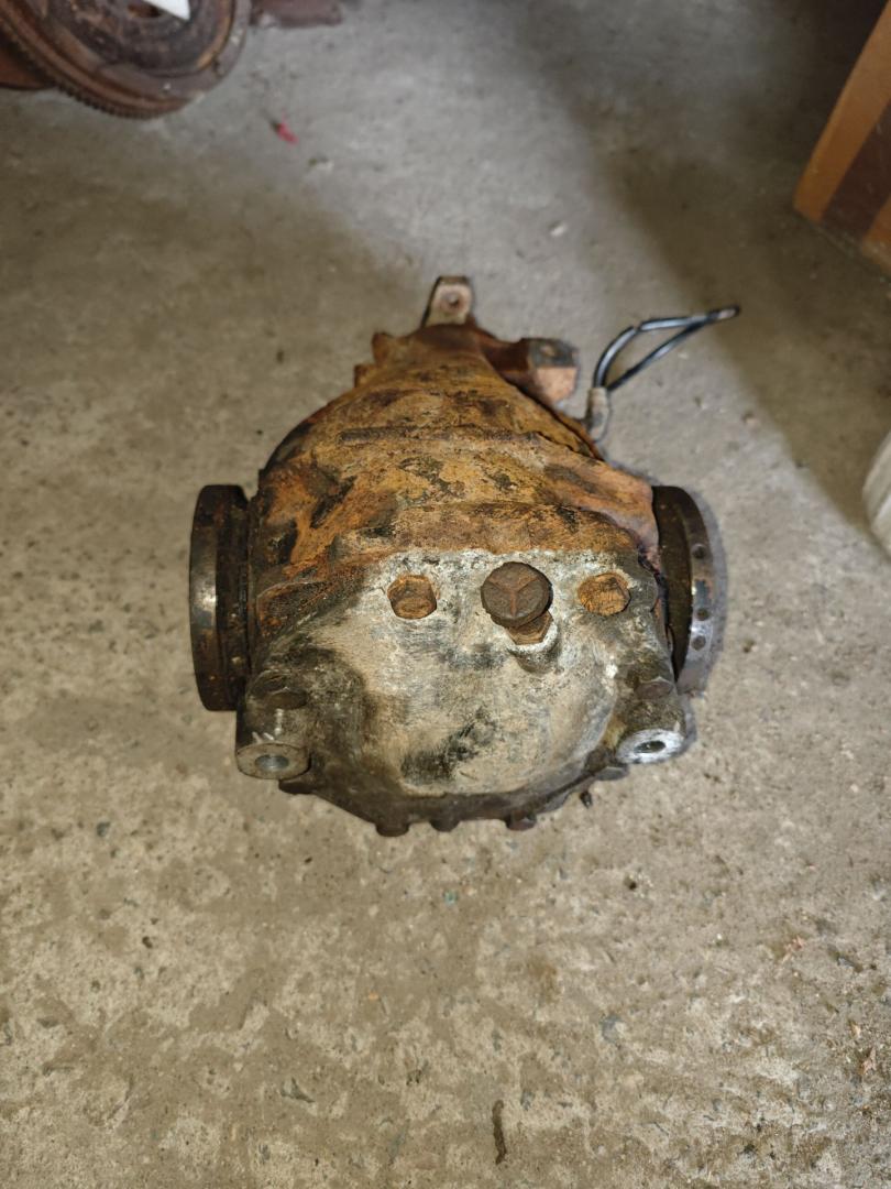 редуктор заднего моста Mercedes-Benz W124 1 поколение 1988, 3.0 л., дизель, 5МКПП, синий, седан, задний привод - фото №1