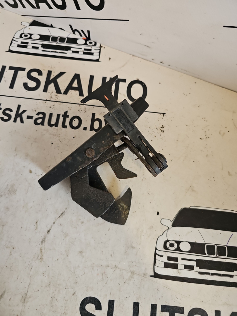 захватный крюк капота Mercedes-Benz S-Класс W220 2002, 3.2 л., дизель, АКПП, серебристый металлик, седан, задний привод - фото №1