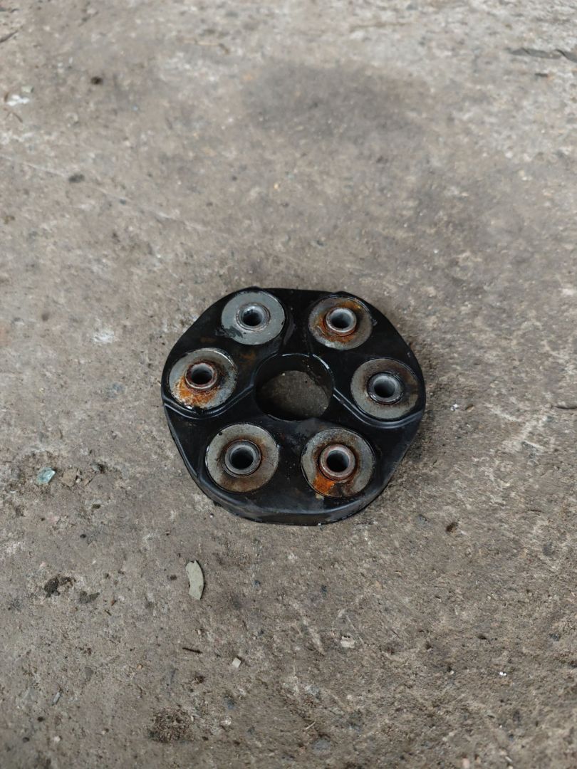 муфта кардана заднего Mercedes-Benz W124 1 поколение 1988, 3.0 л., дизель, 5МКПП, синий, седан, задний привод - фото №1