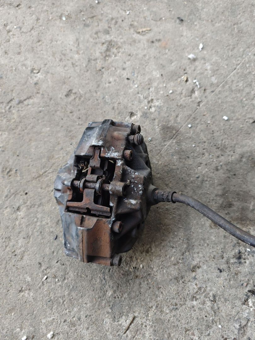 суппорт задний левый Mercedes-Benz S-Класс W220 2002, 3.2 л., дизель, АКПП, серебристый металлик, седан, задний привод - фото №1